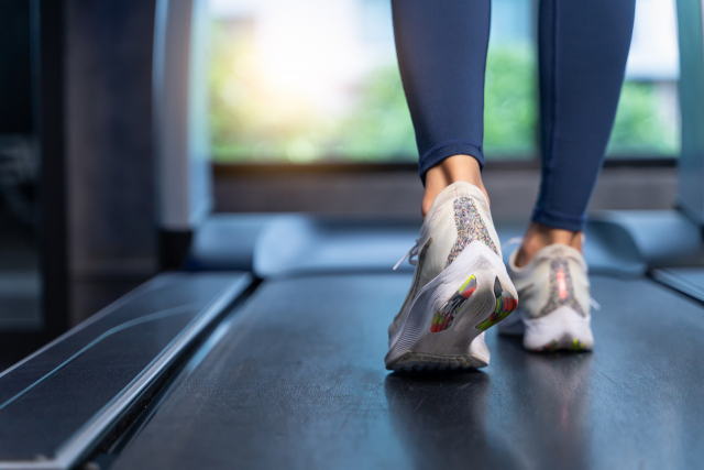 걷기 운동이 무조건 허리디스크에 좋은 것은 아니다. 평발이나 요족인 경우 증세를 악화시키거나 회복을 방해할 수 있다.