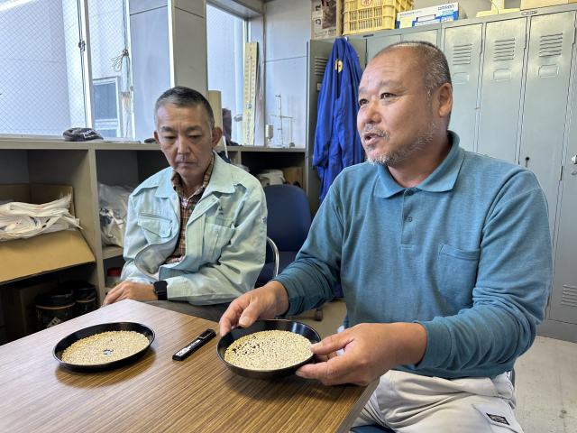 JA이토시마의 호리타 가츠유키(오른쪽) 양조쌀협회장이 ‘야마다니시키’ 품종에 대해 설명하고 있다.