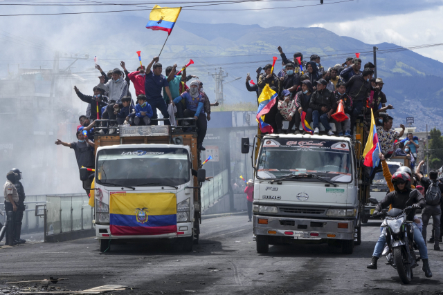 포퓰리즘이 한국 정치를 위협하고 있다. 사진은 에콰도르 키토에서 반정부 시위대가 트럭을 타고 행진하는 모습. 연합뉴스