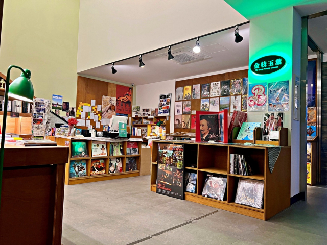 모퉁이극장 입구에 있는 영화 굿즈 판매장 금지옥엽. 영화 포스터와 LP, 엽서 등을 구매할 수 있다. 모퉁이극장 제공
