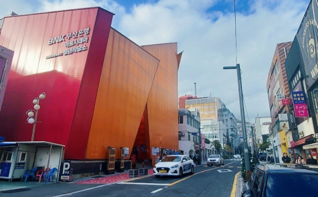 부산의 대표적인 원도심인 중구 광복중앙로 한가운데 오렌지색 외벽을 두른 독특한 건물이 시선을 붙잡는다. 모퉁이극장은 이 건물 3층에 있다. 김희돈 기자
