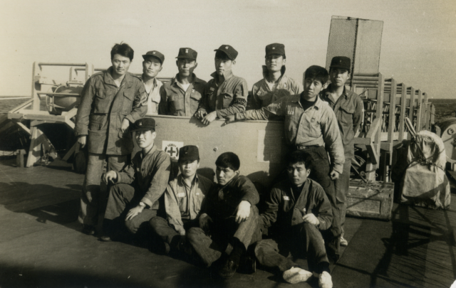 필자(뒷줄 오른쪽)가 1972~1974년 해군 장교로 호위구축함인 DE-73 충남함에서 보수관으로 복무하던 시절, 동료들과 함상에서 찍은 사진. 김종찬 제공
