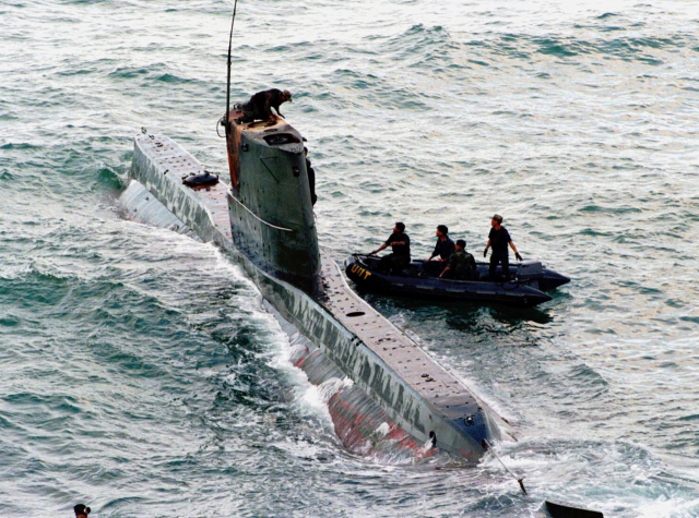 1996년 9월 북한 무장공비 26명이 잠입했을 당시, 강릉해안에 좌초된 북한 잠수함. 연합뉴스
