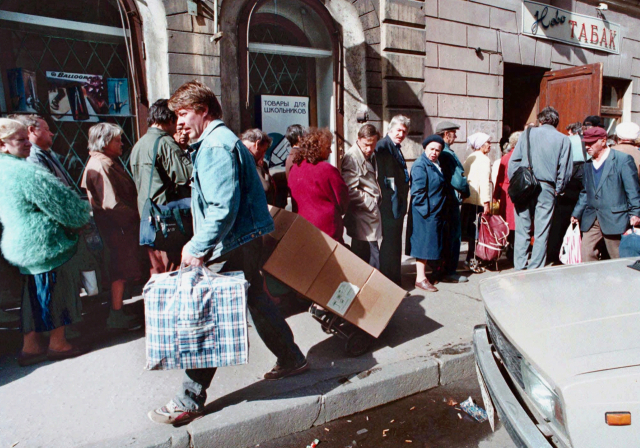 러시아 경제 혼란이 빚어진 1998년 상트페테르부르크에서 생필품을 사기 위해 시민들이 줄을 늘어선 모습. 연합뉴스