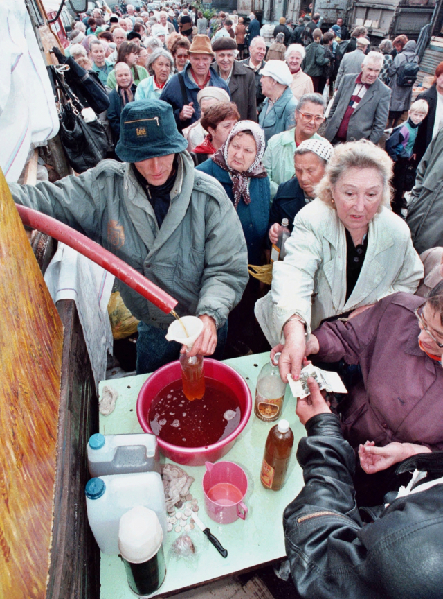 1998년 상트페테르부르크의 한 해바라기기름 가게에 고객들이 장사진을 치고 있는 모습. 연합뉴스
