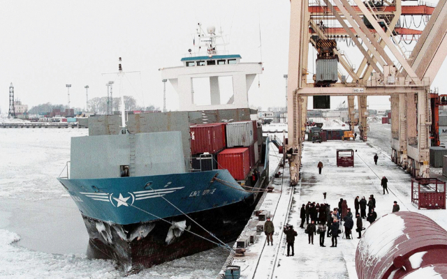 러시아 생필품 난 때 구호 물자를 실은 선박이 상트페테르부르크항에 정박해 있는 모습. 연합뉴스