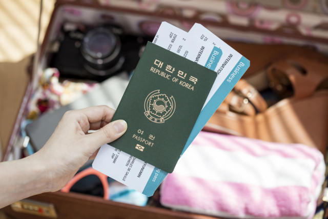 한 여행객이 출발에 앞서 짐을 꾸리며 항공권, 여권을 챙기고 있다. 이미지투데이