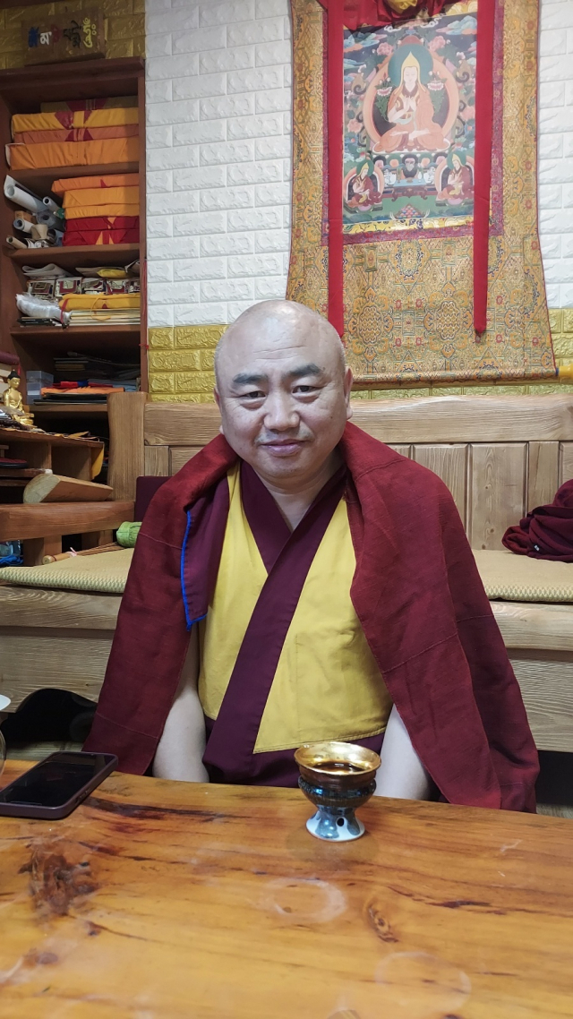 부산의 티베트 불교 사원 광성사 주지 소남 스님. 1971년 티베트에서 태어난 스님은 2004년 부산에 온 이후 20년째 광성사에 머무르며 티베트 불교와 문화를 전파하고 있다. 10여 년 전 한국으로 귀화했다. 김희돈 기자