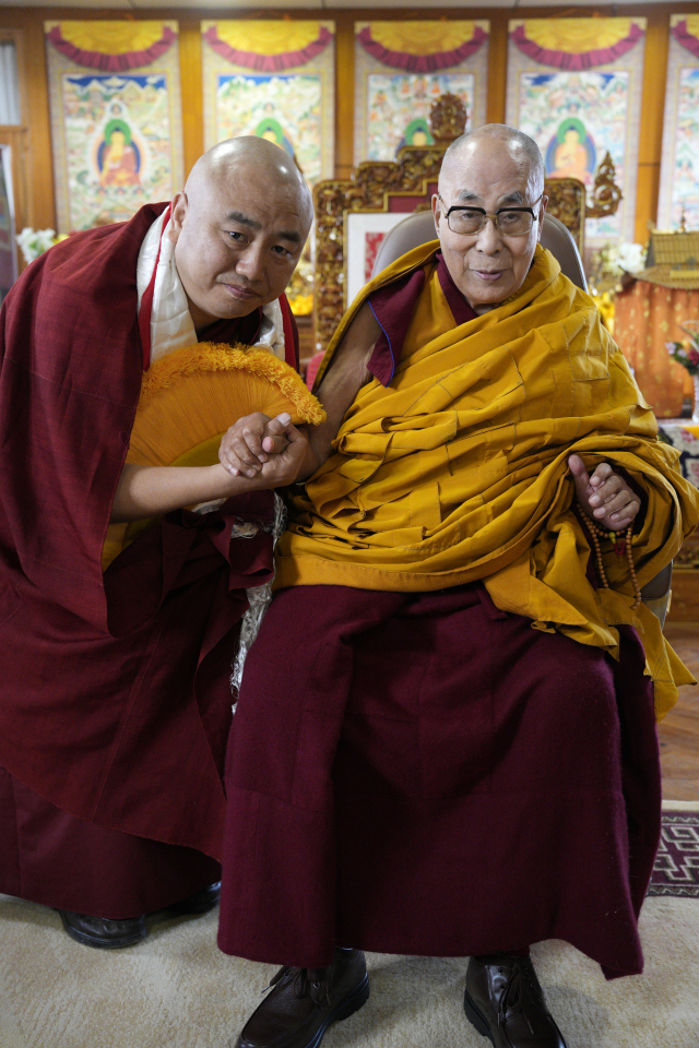 티베트 망명 정부가 있는 인도 다람살라에서 달라이 라마를 친견하고 있는 광성사 주지 소남 스님. 소남 스님은 티베트 불교의 정신적 지도자인 달라이 라마의 한국 방문이 이뤄지기를 소망한다. 광성사 제공