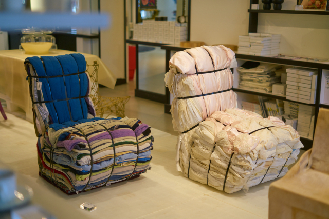 각종 천 제품을 업사이클링해 만든 의자. ⓒ박 로드리고 세희