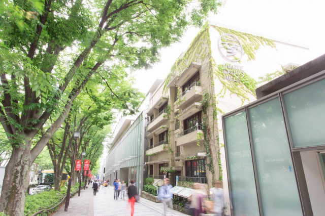 일본 도쿄의 오모테산도 힐스 쇼핑몰. 가운데 하얀색 낡은 부분이 옛 아파트다. 오모테산도 힐스 페이스북