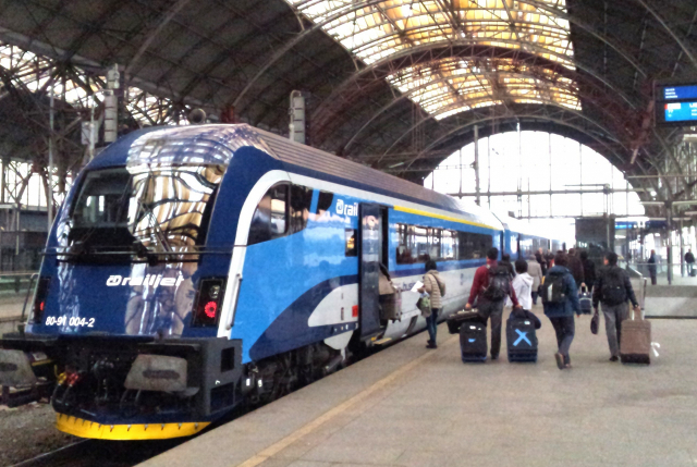 체코 프라하 중앙역에서 승객들이 기차에 탑승하기 위해 걸어가고 있다. 남태우 기자